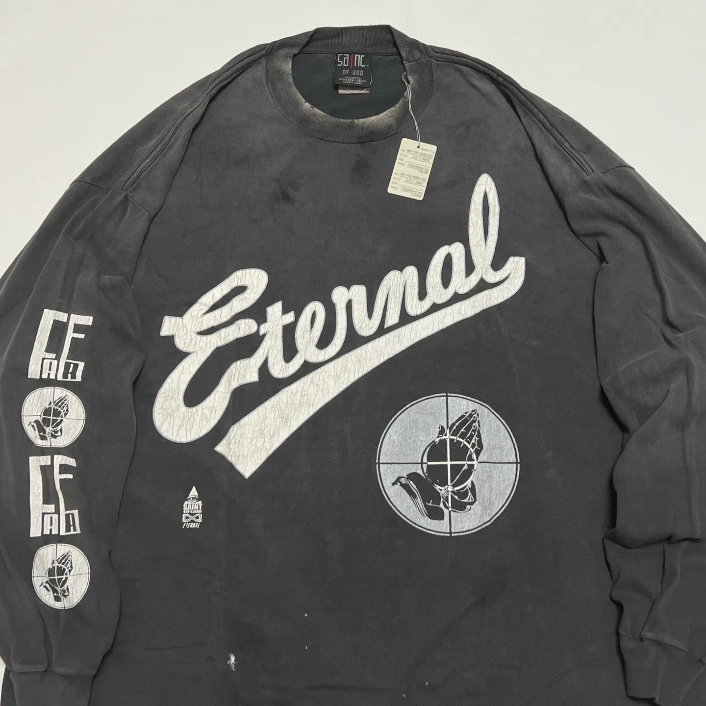 SAINT Mxxxxxx × FEAR OF GOD FG_LS TEE/SNT OF GOD/BLK FOG co-branded model SAINT OF GOD/ETERNAL prayer sight long sleeves, washed black S-XL, this season's major co-branded model, FOG manager JERRY personally carries the goods. The SAINT OF GOD series collaboration has gained quite a lot of buzz. Customized original co-branded SAINT OF GOD main label/washed label. Top-notch printing technology. Using silver sand and cracked pulp on the front and rear panels and heavy washing water to create a natural washed effect of printing, deep restoration